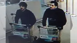 Dalam rekaman yang dirilis polisi Belgia atas permintaan jaksa federal menunjukkan dua dari tiga terduga pelaku pengeboman tengah mendorong troli berisi koper di Bandara Zaventem, ibu kota Brussels, Selasa (22/3/2016). (HANDOUT/BELGIAN FEDERAL POLICE/AFP)