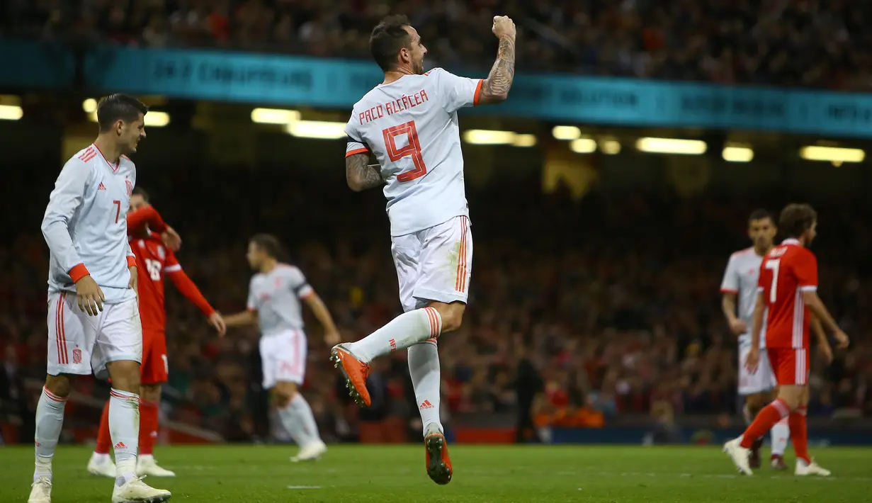 Striker Spanyol, Paco Alcacer berselebrasi usai mencetak gol ke gawang Wales pada uji coba internasional di Stadion Principality, Cardiff, Inggris (11/10). Alcacer mencetak dua gol di pertandingan tersebut. (AFP Photo/Geoff Caddick)