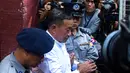 Tersangka pembunuhan pengacara muslim Myanmar Ko Ni,  Kyi Lin usai menjalani sidang putusan pengadilan di Yangon (15/2). Pengadilan Myanmar menjatuhkan hukuman mati kepada Kyi Lin dan Aung Win Zaw. (AFP Photo/Myo Kyaw Soe)
