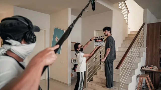 Reza Rahadian di lokasi syuting Sementara Selamanya. (Foto: Dok. Spasi Moving Image)