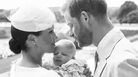 Pangeran Harry dan Meghan Markle bersama putra mereka (Dok.Instagram/@chrisallertonphoto/Chris Allerton/https://www.instagram.com/p/Bznh2DfgJ5L/Komarudin)