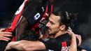 Pemain AC Milan Zlatan Ibrahimovic (kanan) merayakan golnya ke gawang Napoli dengan rekan setimnya pada pertandingan Serie A di Stadion San Paolo, Naples, Italia, Minggu (22/11/2020). Dua gol Ibrahimovic membawa AC Milan menaklukkan Napoli dengan skor 3-1. (ANDREAS SOLARO/AFP)