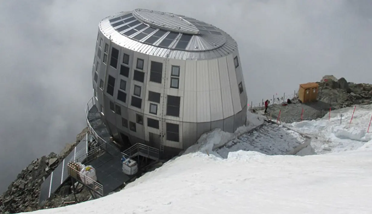 Refuge Du Gouter di Pegunungan Alpen adalah hotel yang luar biasa dengan eksterior logam dan lokasi yang tak terduga. Refuge Du Gouter terlihat seperti markas penjahat dimana hotel ini dapat menampung 120 tamu. (Dailymail)