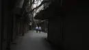Orang-orang berjalan di sepanjang jalan sepi melewati toko-toko yang tutup di kawasan lama New Delhi ketika ibu kota India melanjutkan lockdown pada Rabu (5/5/2021). Pemerintah India menghadapi seruan lockdown nasional untuk memperlambat gelombang besar infeksi virus corona. (TAUSEEF MUSTAFA/AFP)