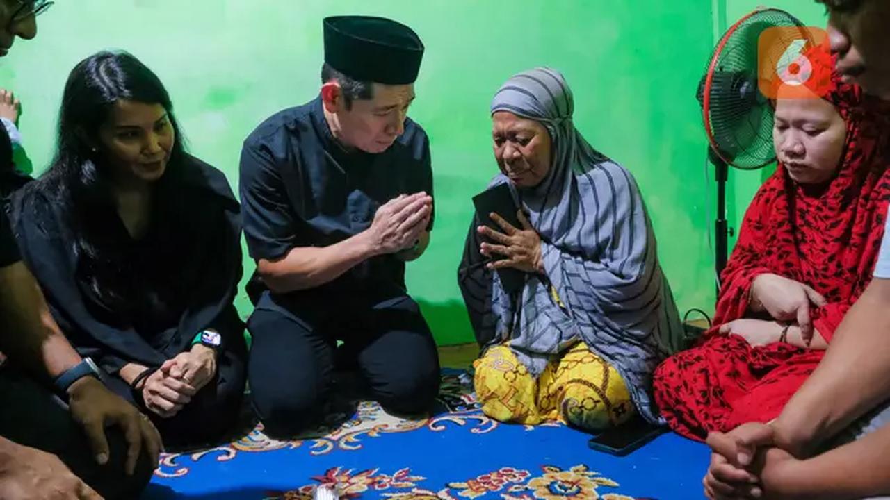 CEO Grab Anthony Tan saat bertemu keluarga Rusdamdiansyah di Makassar, Senin (1/9/2025). (Liputan6.com/ Fauzan Sulaiman)