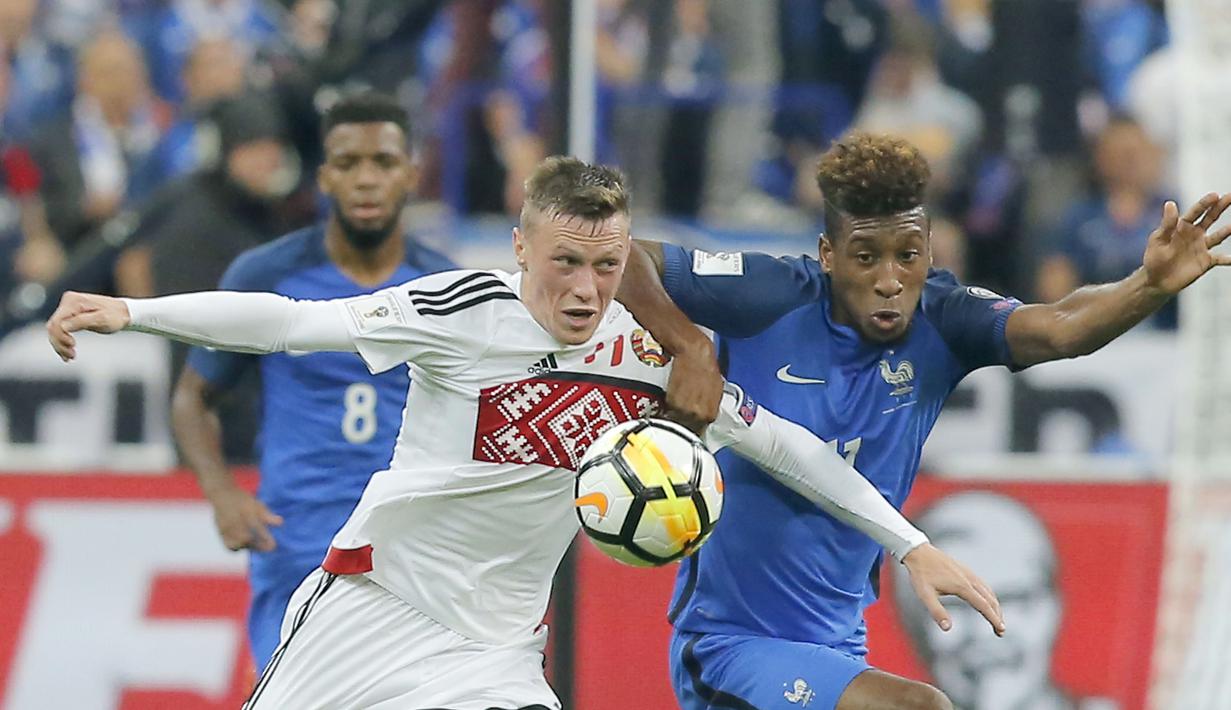 Duel pemain Belarusia, Yuri Kovalev (kiri) dengan pemain Prancis, Kingsley Coman pada kualifikasi Piala Dunia 2018 grup A di Stade de France stadium, Saint-Denis (10/10/2017). Prancis menang 2-1.  (AP/Michel Euler)