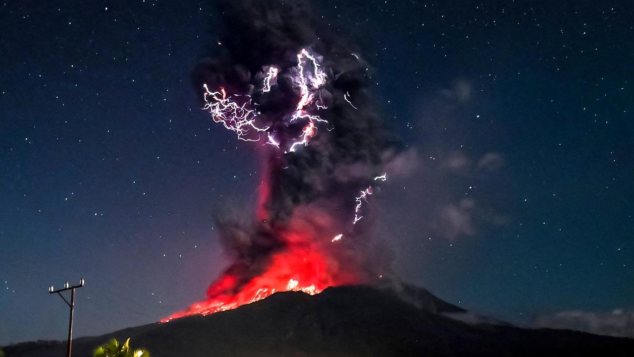 FOTO: Dahsyatnya Erupsi Gunung Lewotobi Laki-Laki, Kilatan Petir Mengiringi Semburan Abu Setinggi 10 Kilometer