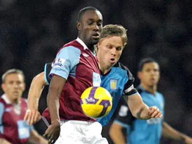 West Ham United's Carlton Cole vies with Aston Villa's Martin Laursen during a Premiership match at Upton Park in London, England, on December 20, 2008. AFP PHOTO/IAN KINGTON