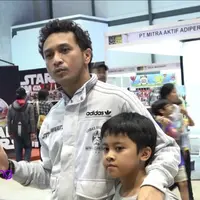 Vokalis grup band Nidji, Giring, mengajak sang buah hati, Zidan, untuk mengunjungi ajang Comic Con 2015.