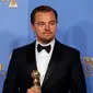 Lady Gaga sikut Leonardo DiCaprio saat berjalan naik ke atas panggung Golden Globes Awards 2016 (REUTERS/Lucy Nicholson)