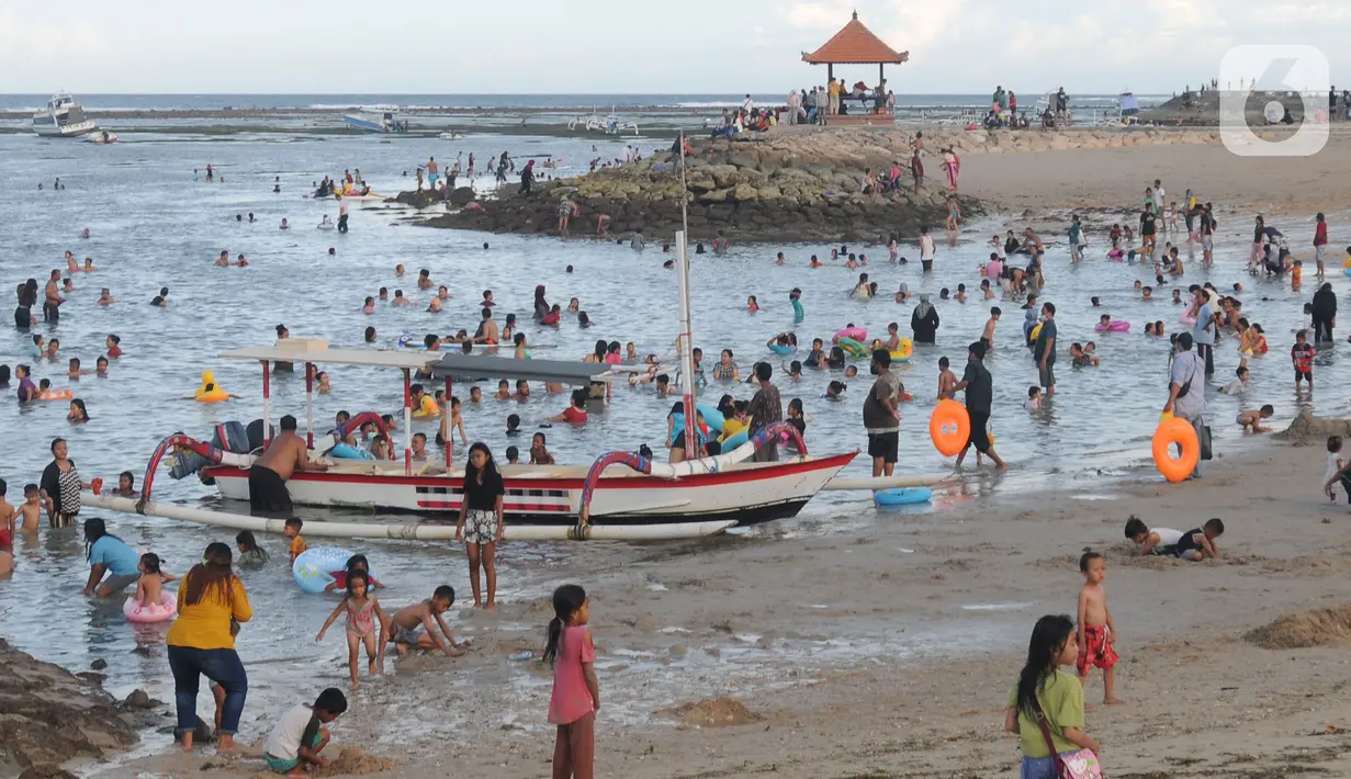 <p>Wisatawan beraktifitas di kawasan Pantai Sanur, Denpasar, Bali, Senin (2/5/20222). Ribuan wisatawan lokal dari seputar kota Kenpasar dan kota-kota di Pulau Jawa memadati Pantai Sanur untuk mengisi liburan Idul Fitri 1443 H. (merdeka.com/Arie Basuki)</p>