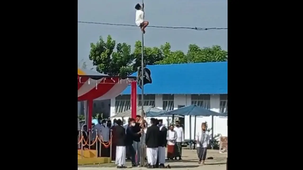 Aksi heroik santri pesantren Al-Islam Kota Gorontalo saat menyelamatkan tali bendara yang putus. (Liputan6.com/Gorontalo