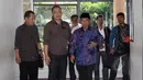 Mantan Bupati Bangkalan, Fuad Amin saat menuju ruang sidang Pengadilan Tipikor, Jakarta, Senin (25/5/2015). Dipersidangan, Fuad Amin meminta kepada majelis hakim untuk dapat menyesuaikan waktu sidang dengan kondisi penyakitnya. (Liputan6.com/Helmi Afandi)