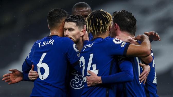 Para pemain Chelsea melakukan selebrasi setelah mencetak gol pembuka dalam pertandingan sepak bola Liga Utama Inggris antara Tottenham dan Chelsea di Stadion Tottenham Hotspur di London, Inggris, Kamis, 4 Februari 2021. (Clive Rose / Pool via AP)