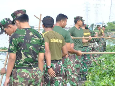 Citizen6, Surabaya: Pembersihan enceng gondok dari Bozem Morokrembangan ini, seakan pekerjaan yang tidak kunjung selesai. Padahal telah meningkatkan pembersihan dari satu kali menjadi seminggu tiga kali. (Pengirim: Penkobangdikal)