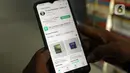 Pedagang buku sentra buku pasar Kenari sedang mengecek status penjualan buku di salah satu platform marketplace, Jakarta, Selasa (30/1/2024). (Liputan6.com/Herman Zakharia)