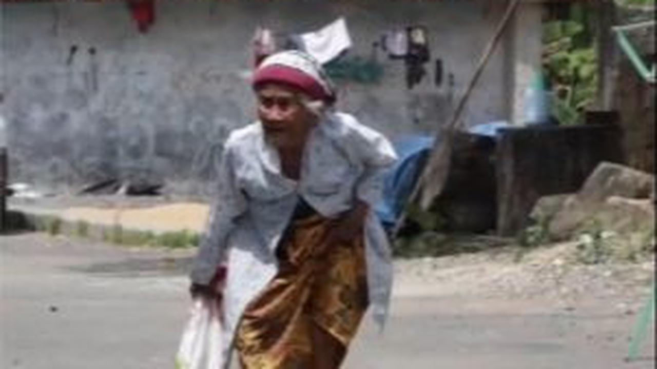Untuk berjalan pun, nenek yang bernama nenek Sia ini sudah membungkuk.