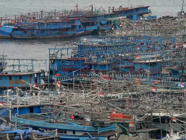 Ratusan perahu nelayan tampak bersandar di Pelabuhan Muara Angke, Jakarta Utara, Selasa, (13/01). Kebijakan pemerintah mengenai pembatasan Bahan Bakar Minyak (BBM) jenis solar membuat ribuan nelayan tidak melaut. (Liputan6.com/Faisal R Syam)