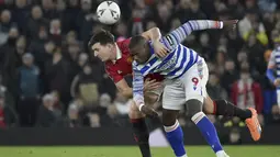 Bek Manchester United, Harry Maguire berebut bola dengan pemain Reading, Lucas Joao selama pertandingan putaran keempat Piala FA di Old Trafford di Manchester, Inggris, Minggu (29/1/2023). MU menang atas Reading 3-1. (AP Photo/Rui Vieira)