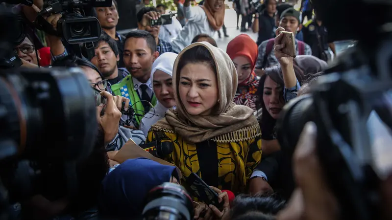 Berkerudung, Istri Setya Novanto Penuhi Panggilan KPK