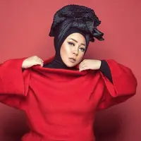 Penyanyi bersuara merdu ini punya dandanan yang eksentrik.