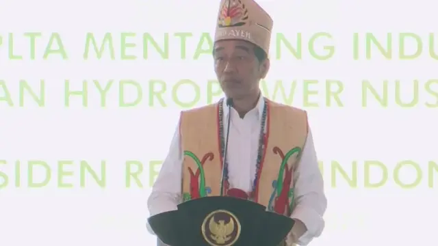 Presiden Jokowi saat menyampaikan sambutan dalam Peletakan Batu Pertama pembangunan Pembangkit Listrik Tenaga Air (PLTA) Mentarang Induk di Kabupaten Malinau Kalimantan Utara. (istimewa)
