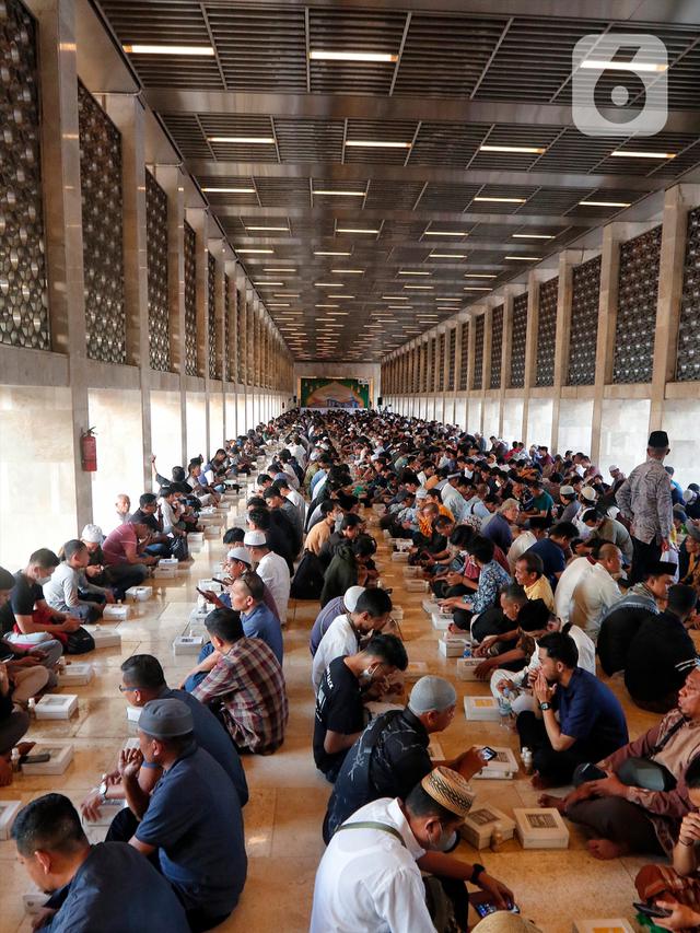 Melihat Kebersamaan Umat Muslim Berbuka Puasa Ramadhan di Masjid Istiqlal