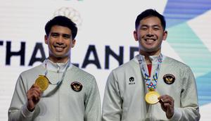 Sabar dan Alwi saat mendapatkan medali emas di SEA Games 2025