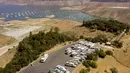 Rumah perahu terlihat pada blok untuk dievakuasi dari di Danau Oroville yang surut di Oroville, California, Amerika Serikat, 5 September 2021. Sebagian besar California dilanda panas berlebihan, kekeringan parah, dan serangkaian kebakaran hutan besar-besaran. (JOSH EDELSON/AFP)