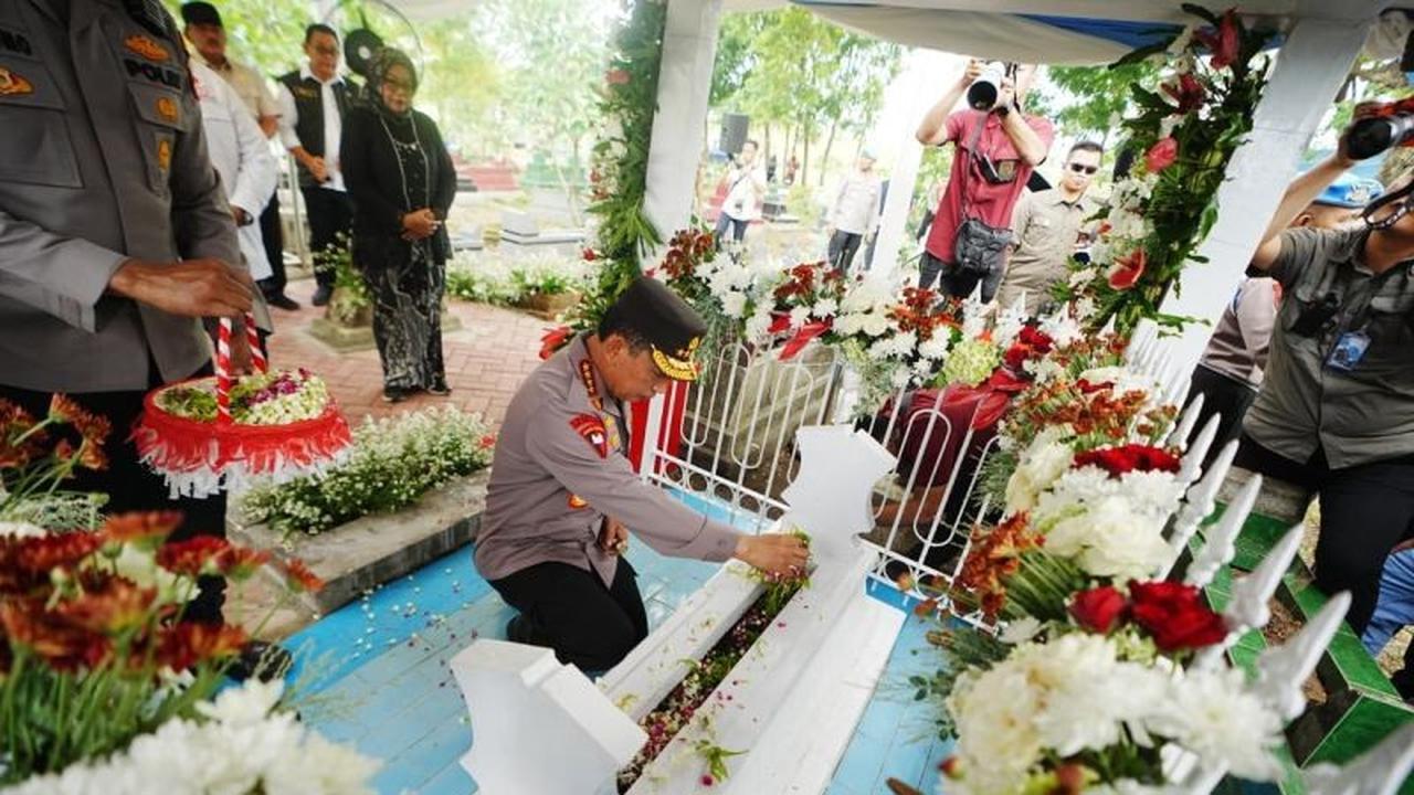 Kapolri Ziarah Makam Marsinah, Pahlawan Nasional Buruh, dan Resmikan Museum Perjuangan