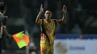 Pemain Mitra Kukar, Dedi Hartono saat melawan Persib Bandung pada laga Liga 1 Indonesia di GBLA, (8/4/2018).  (Bola.com/Nick Hanoatubun)
