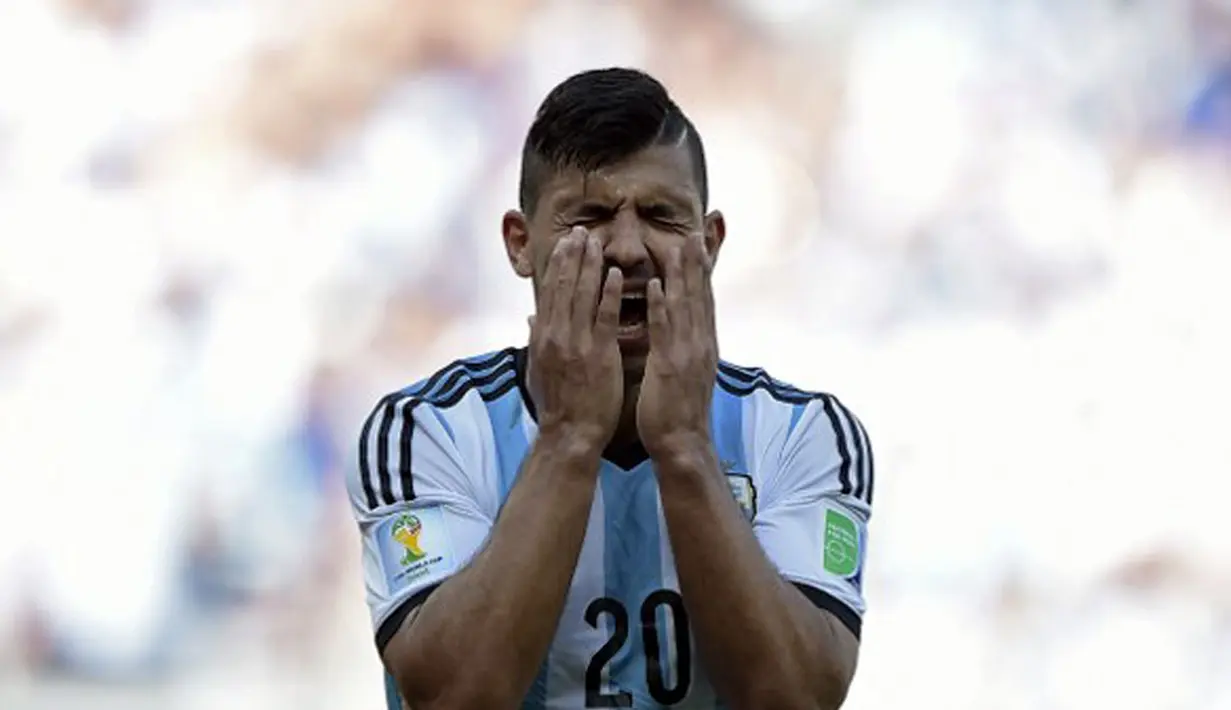 Pemain depan Timnas Argentina, Sergio Aguero, tampil dengan model rambut bergaya mohawk yang disisir rapi sepanjang berlaga di Piala Dunia 2014. (AFP PHOTO/Juan Mabromata)