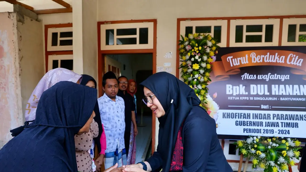 Bupati Banyuwangi Ipuk Fiestiandani  takziyah ke rumah Ketua KPPS Desa Singonjuruh yang meninggal dunia saat penghitungan suara Pemilu 2024 (Istimewa)