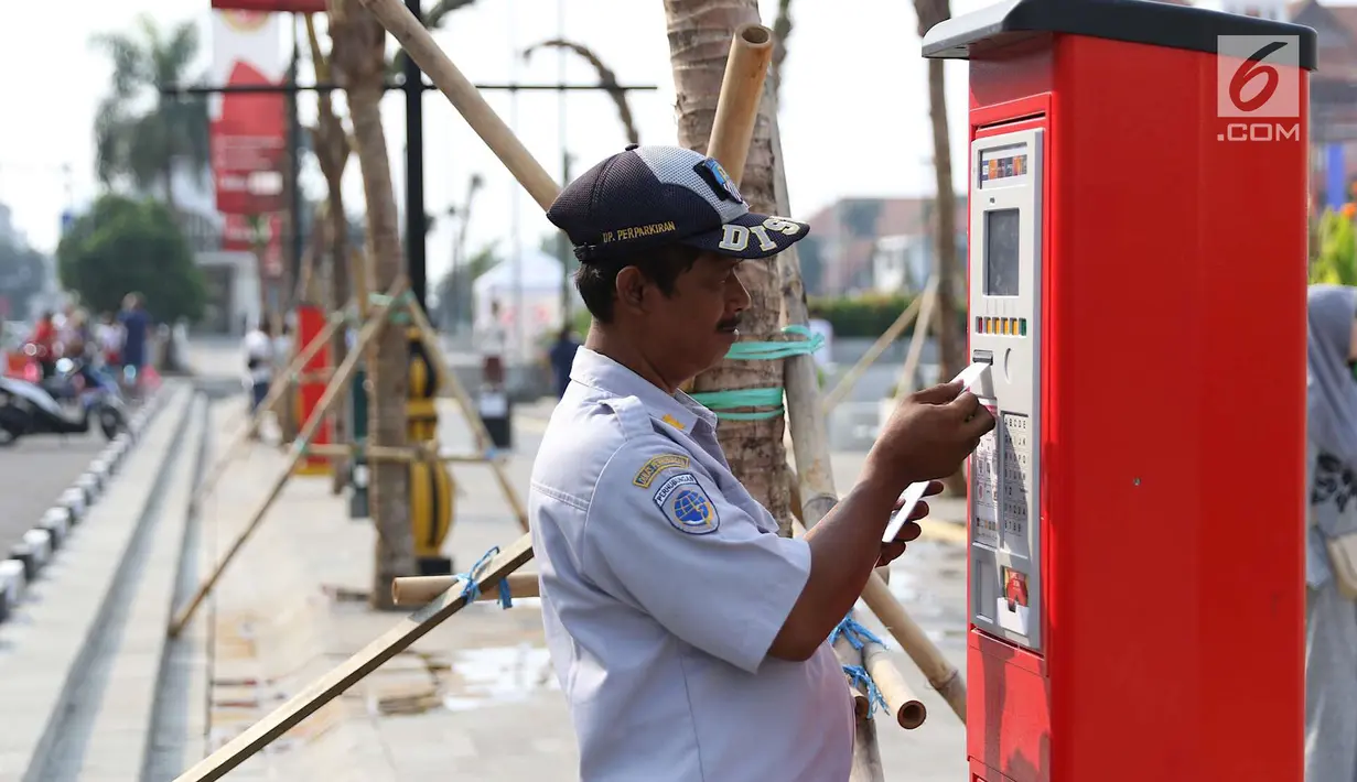 Petugas mengoperasikan mesin parkir meter di kawasan Kota Tua, Jakarta, Rabu (18/7). Sebanyak 13 Terminal Parkir Elektronik (TPE) dipasang di kawasan tersebut guna mengantisipasi membludaknya kendaraan yang parkir. (Liputan6.com/Immanuel Antonius)