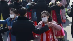 Siswa menari selama perayaan ulang tahun ke-74 berdirinya Tentara Rakyat Korea di alun-alun Stadion Indoor Pyongyang di Pyongyang, Korea Utara, Selasa (8/2/2022).  (AP Photo/Cha Song Ho)