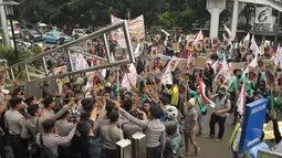 Mahasiswa menggelar aksi Menolak Lupa Korupsi BLBI di depan gedung KPK, Jakarta, Selasa (23/5). Mereka mendesak KPK mengusut tuntas kasus Mega Korupsi BLBI. (Liputan6.com/Helmi Afandi)