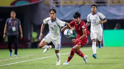 Pemain Timnas Panama U-17, Martin Krug (kiri) berusaha melewati pemain Timnas Indonesia U-17, Arkhan Kaka pada laga kedua Grup A Piala Dunia U-17 2023 di Stadion Gelora Bung Tomo (GBT), Surabaya, Senin (13/11/2023). (Bola.com/Bagaskara Lazuardi)