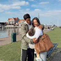 Irfan dan Jennifer Bachdim tampil kompak dalam mengurus anak selama mudik ke Belanda (@jenniferbachdim)