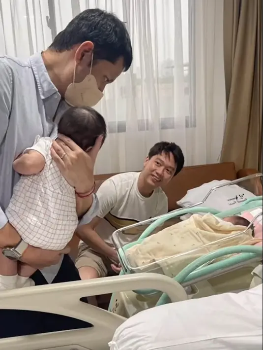 Anak pengusaha konglomerat itu juga menuliskan doa dan harapan untuk putrinya. “Doa kami untuk Ava tersayang, semoga kamu tumbuh menjadi perempuan bijaksana di mata Tuhan. Seorang penasihat dan penerang bagi orang-orang di sekitarmu,” tulis Valen. [Instagram/liliana_tanoesoedibjo]