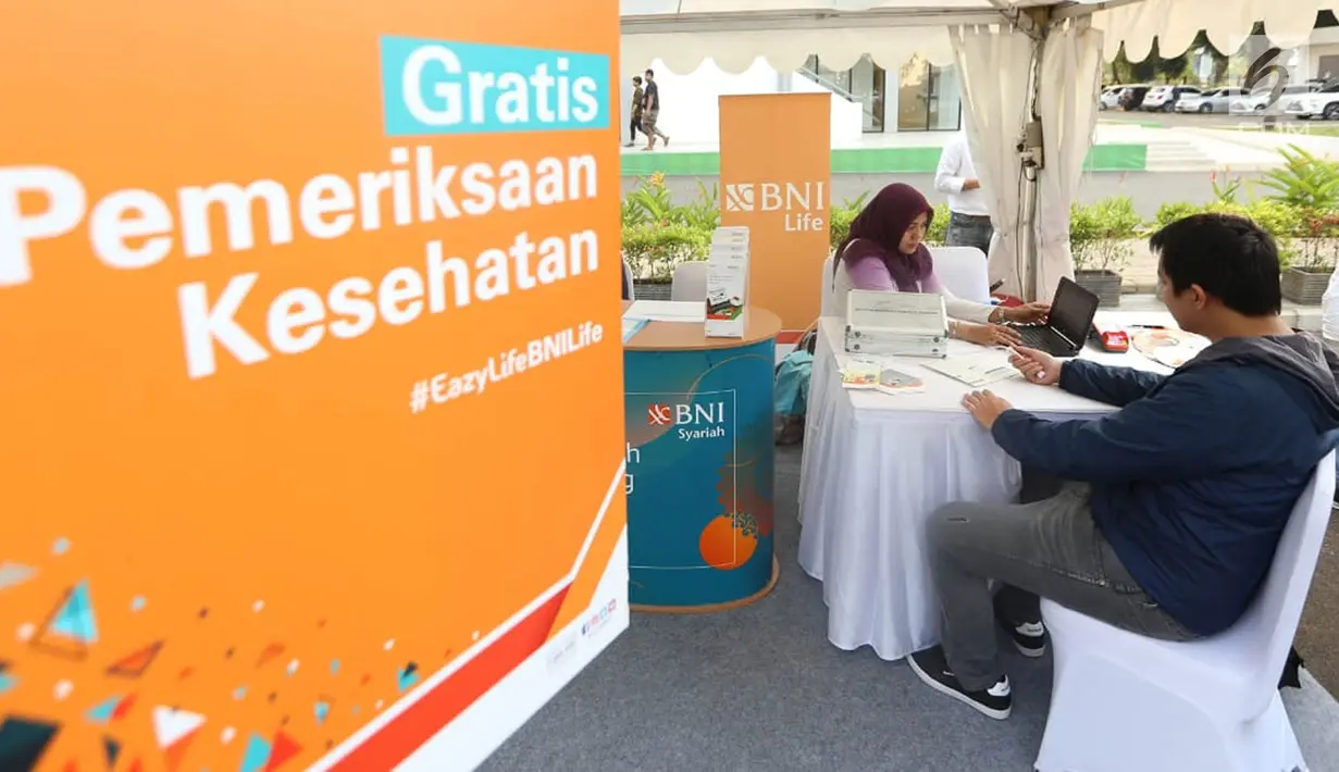 Pengunjung sedang memeriksa kesehatan gratis pada acara Rumah Kreatif BUMN (RKB) BNI Fest di Halal Park, Jakarta, Sabtu (27/7/2019). BNI Life menyediakan pemeriksaan kesehatan gratis dengan metode Quantum serta dilengkapi informasi kebutuhan perlindungan produk kesehatan. (Liputan6.com/HO/Rizki)