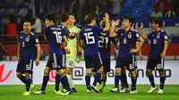 Timnas Jepang merayakan kemenangan atas Vietnam di perempat final Piala Asia 2019 di Al Maktoum Stadium, Dubai (24/1/2019). (AFP/Giuseppe Cacace)