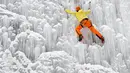 Seorang pria memanjat dinding es buatan di kota Liberec, Republik Ceko, Minggu (27/1). Medannya yang licin membuat sejumlah pecinta panjat tebing tertantang nyalinya. (AP Photo/Petr David Josek)