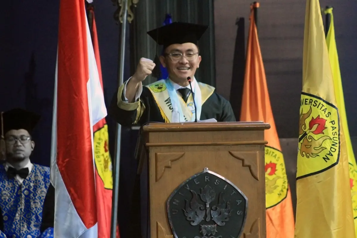 Mantan Wakil Gubernur Banten Andika Hazrumy menjadi lulusan terbaik program doktoral bidang Ilmu Sosial Universitas Pasundan (Unpas) Bandung (Istimewa)