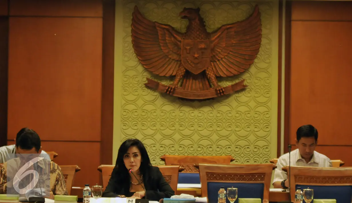 Ketua Pansus Peindo Rieke Dyah Pitaloka saat memimpin rapat di Jakarta, Kamis (29/10/2015). Khususnya Jaksa Agung Muda Perdata Tata Usaha Negara (Jamdatun) yang mengeluarkan "fatwa" Ihwal perpanjangan Kontrak JITC ke HPH. (Liputan6.com/Johan Tallo)
