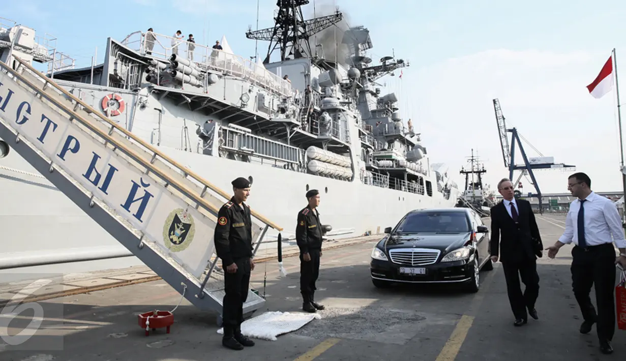 Dubes Rusia untuk Indonesia, Mikail Y Galuzin (kedua kanan) hadir menyambut The Destroyer Bystriy atau Kapal perang penghancur Bystriy milik Rusia saat bersandar di Pelabuhan Tanjung Priok, Jakarta, Senin (28/12/2015). (Liputan6.com/Faizal Fanani)
