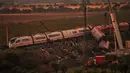 Penampakan salah satu rangkaian kereta yang terlibat dalam kecelakaan tabrakan dua kereta di Urda, Spanyol, Kamis (29/10/2026). (AP Photo/Manu Fernandez)