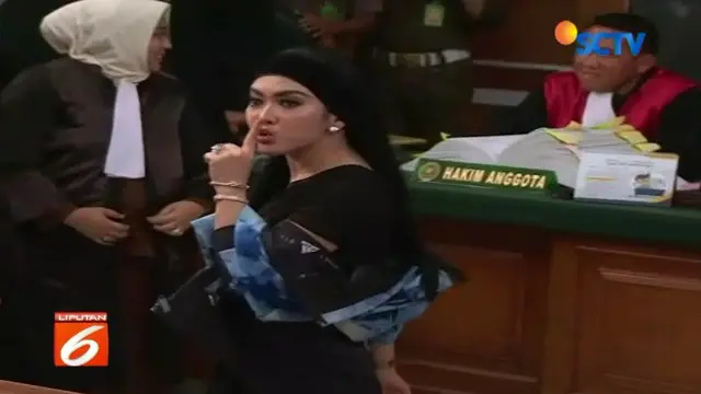 Syahrini Lepas Jaket, Ruang Sidang First Travel Bergemuruh