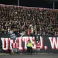 Suporter Bali United saat menyaksikan pertandingan Bali United menghadapi Persija Jakarta dalam pekan pertama BRI Liga 1 2022/2023 di Stadion Kapten I Wayan Dipta. (Bola.com/Maheswara Putra)