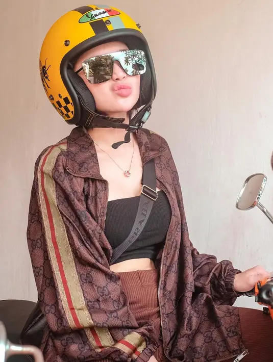 <p>Wika Salim memamerkan pose bibir manyun atau disebut duck face. Pose pedangdut berusia 30 tahun itu terlihat sangat menggemaskan!. (Instagram/wikasalim)</p>