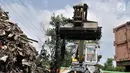 Alat berat mengangkut sampah di area proyek Fasilitas Pengolahan Sampah Terpadu atau Intermediate Treatment Facility (ITF) Sunter, Jakarta, Selasa (12/2). Proyek ITF Sunter sudah groundbreaking pada Desember 2018. (Merdeka.com/Iqbal Nugroho)